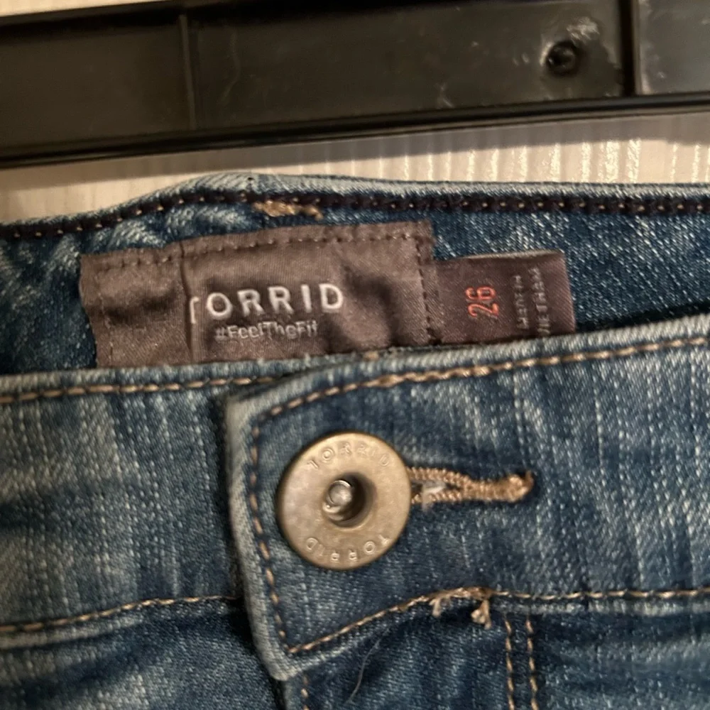 Torrid Light Blue Jean Shorts Size 26 - Picture 5 of 5